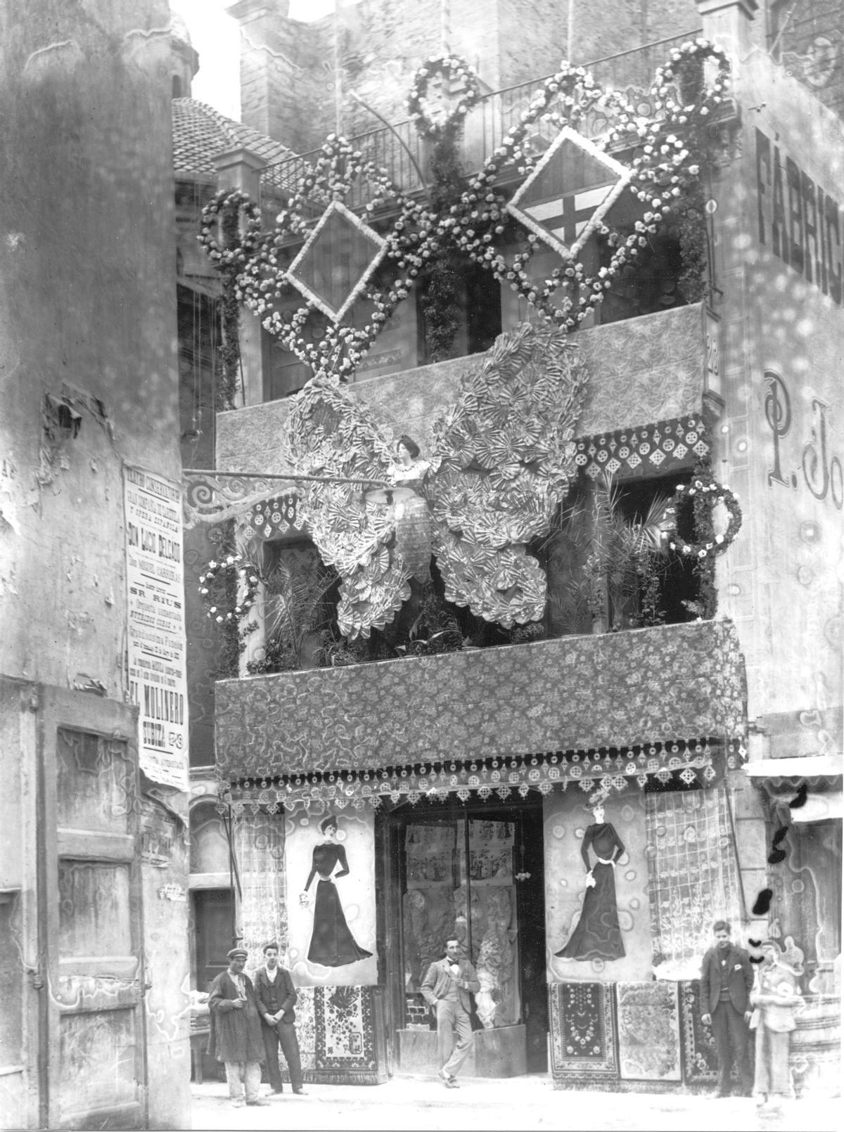Façana de la botiga de cal Jorba, del carrer del Born, engalanada en motiu de les festes del barri (3 de juny del 1902)