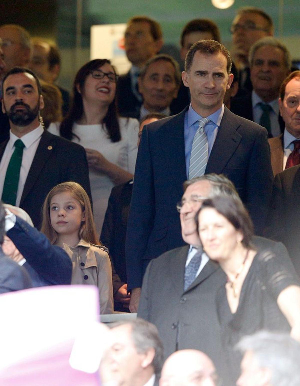 La infanta Sofía junto al rey Felipe VI en el Santiago Bernabéu