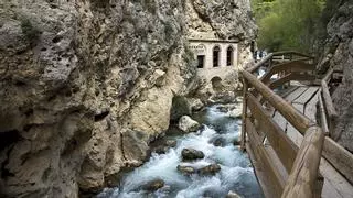 Granada tiene su propio ‘Caminito de la Reina’, repleto de pasarelas y cascadas: es perfecto para una escapada desde Málaga