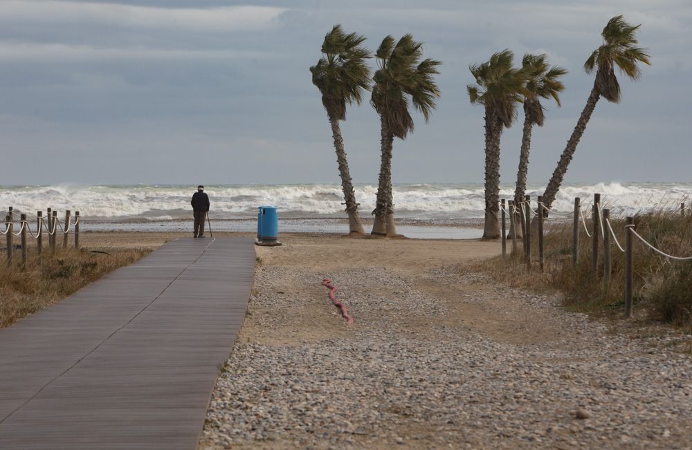 El temporal agrava la situación de la playa de Canet d'En Berenguer con nueva pérdida de arena y más piedras