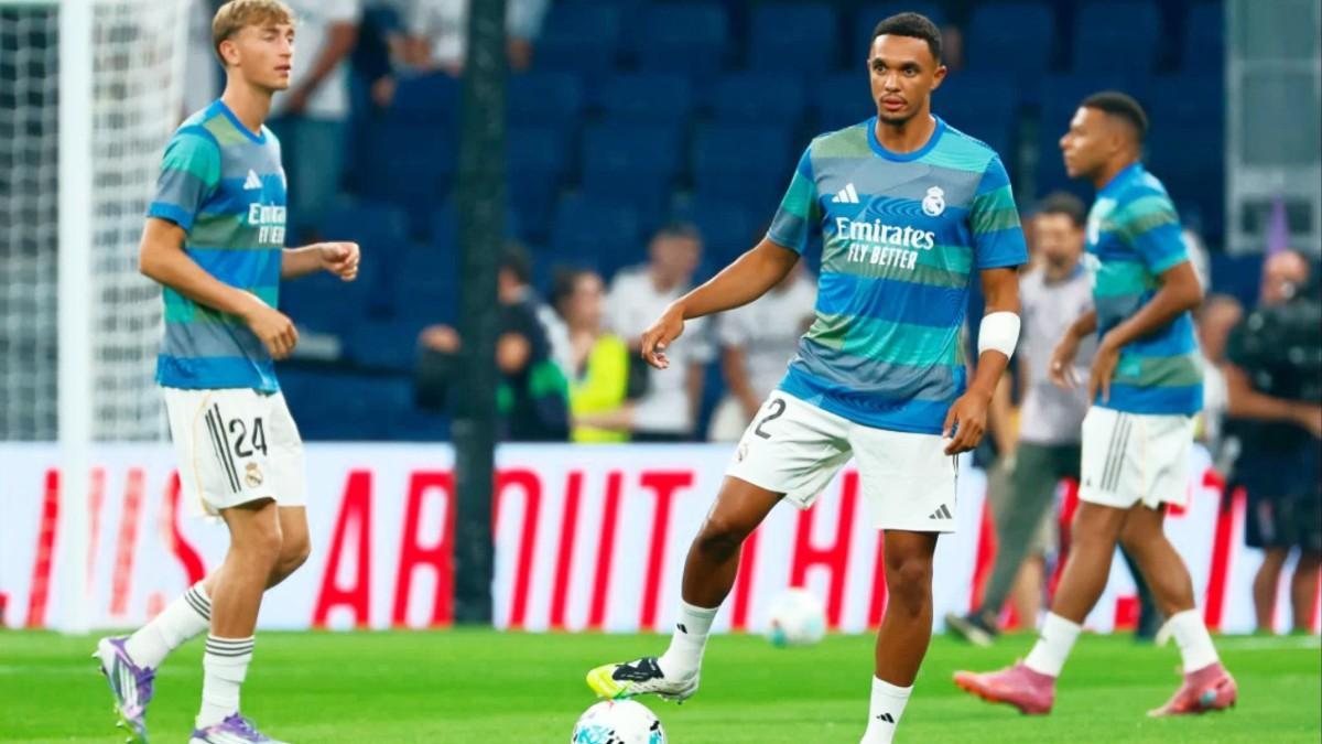 Alexander Arnold, en un calentamiento con el Real Madrid