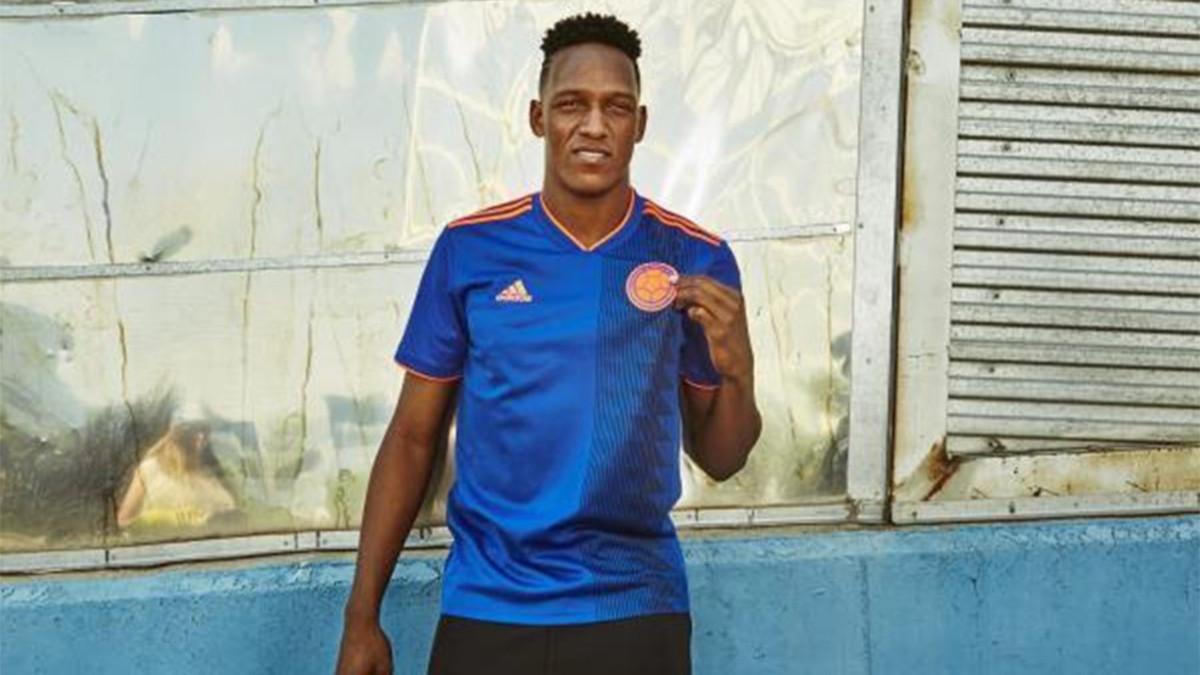 Yerry Mina luciendo la camiseta azul de Colombia