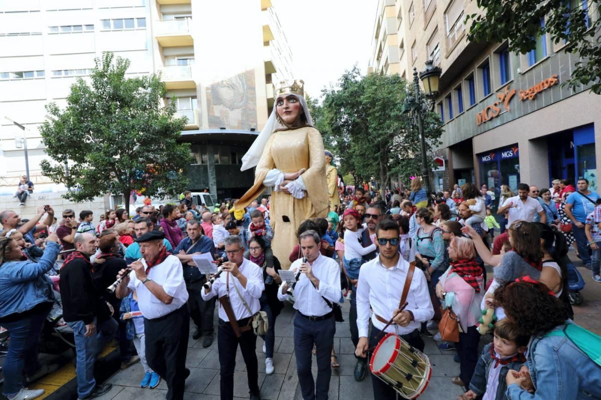 Comparsa de gigantes y cabezudos en el centro de Zaragoza