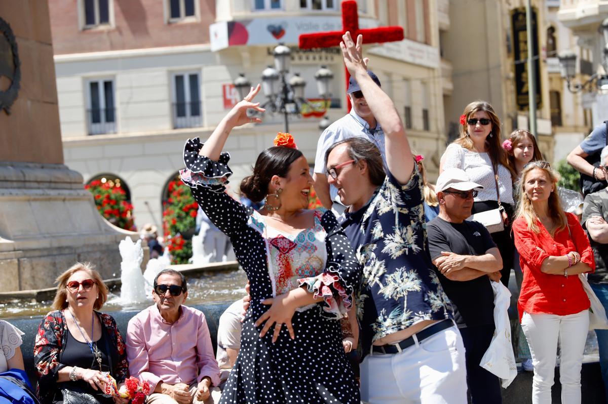 Baile en la cruz de la plaza de las Tendillas.