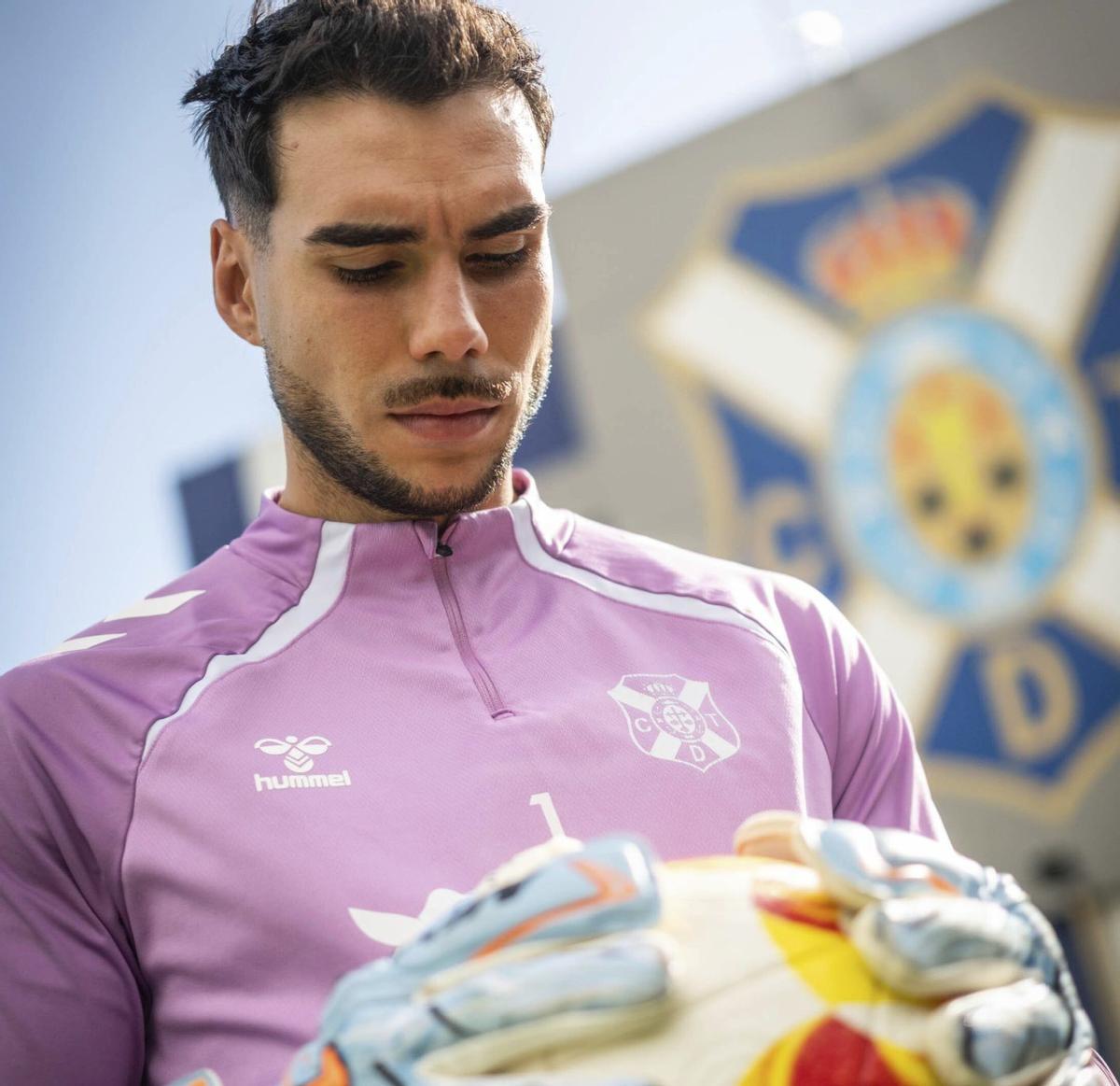 Dani Martín mira fijamente un balón en la Ciudad Deportiva de Geneto. |