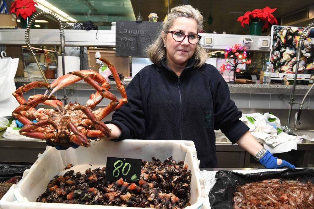 Las vendedoras afirman que las cifras de Nochebuena no se repetirán ante la caída de la demanda. Los consumidores optan por encargos para tener marisco fresco.