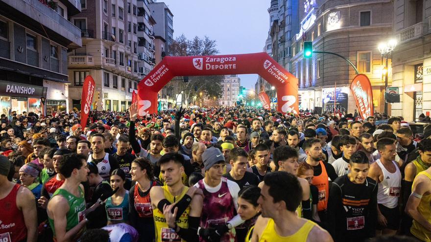 En imágenes | Miles de personas llenan de color y disfraces Zaragoza en la San Silvestre
