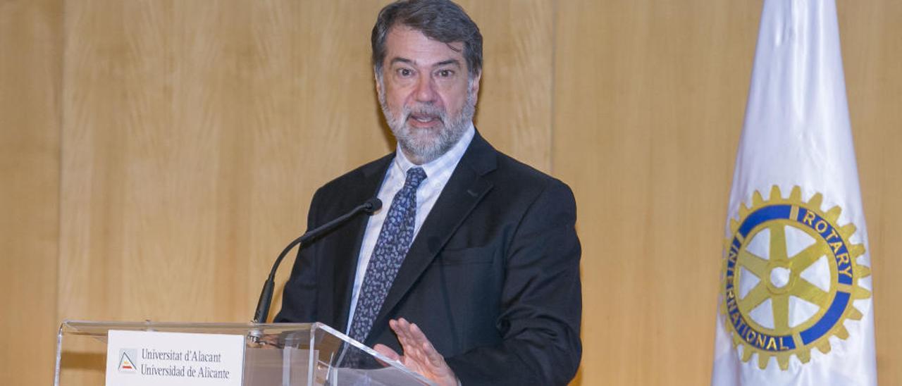 Pedro Alonso, durante su lección magistral, en el acto organizado por el Rotary Club.