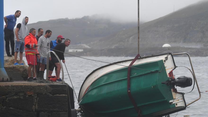 Un fallecido y dos rescatados con vida tras volcar su embarcación en la costa de Suevos