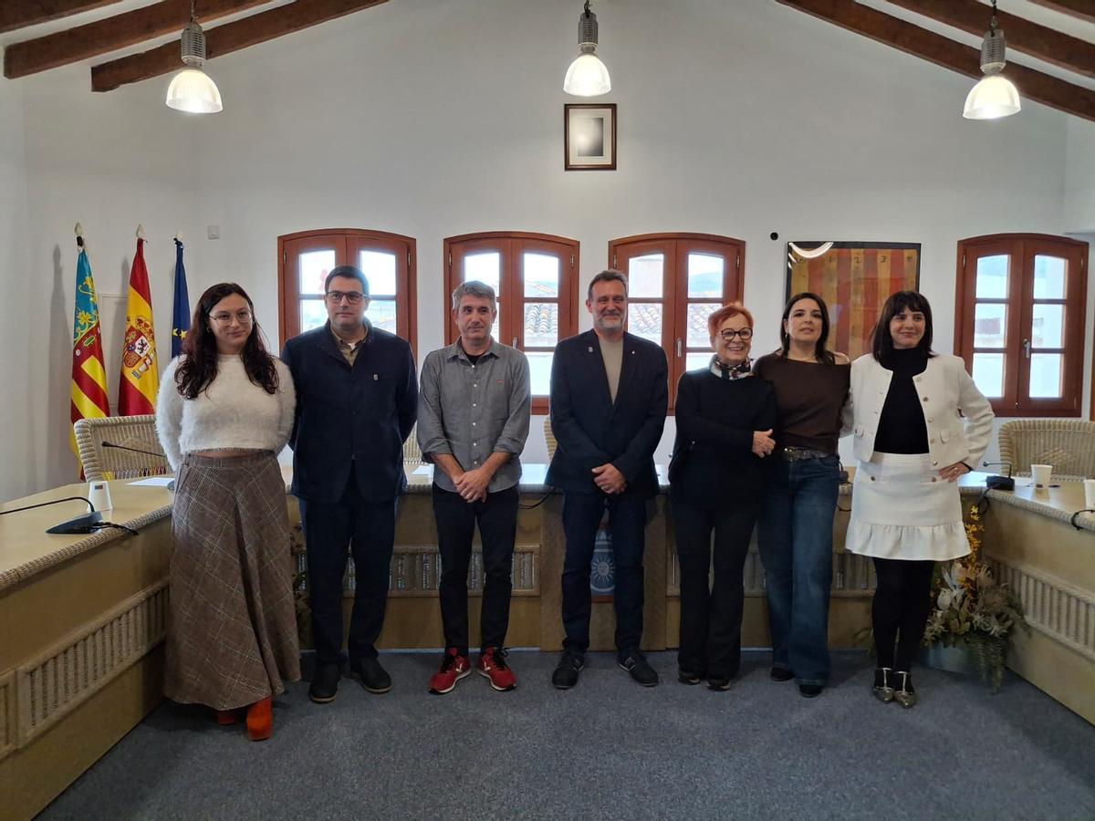 Las imágenes del relevo en Gata: Toni Signes (PSPV) ya es el nuevo alcalde