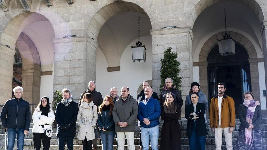 Video | Minuto de silencio en Cáceres por las víctimas del accidente ferroviario