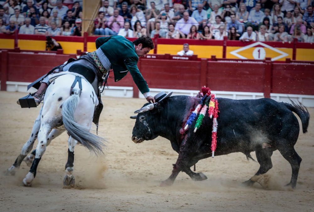 Con casi lleno en la plaza, en tarde fresca y apacible finalizó la Feria de Hogueras con la corrida de rejones