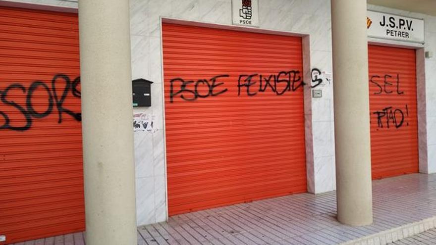 Las pintadas realizadas de madrugada en la sede del PSOE de Petrer a finales de mayo.