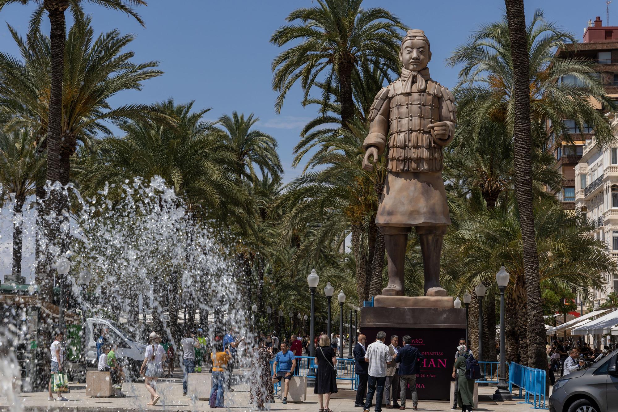 inauguración del guerrero de Xian de 11 metros que custodia la Explanada de Alicante