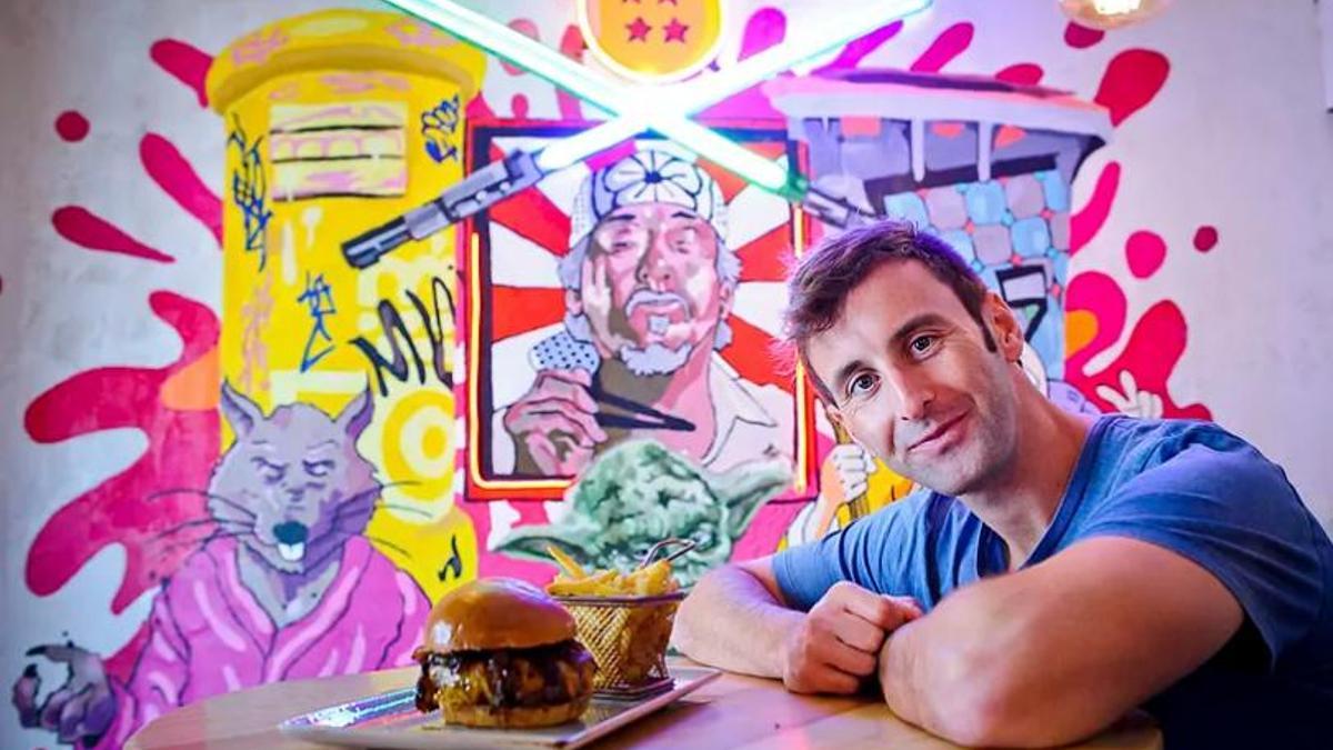 Juancho de la Rica, en su restaurante de la calle Gabriel Lobo, en Madrid, con La Bacon Juancheeseburger, elegida como la mejor hamburguesa de España.