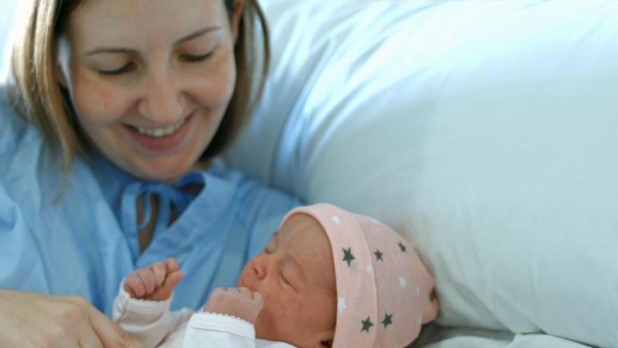 Una madre y su bebé tras dar a luz en el Hospital del Vinalopó
