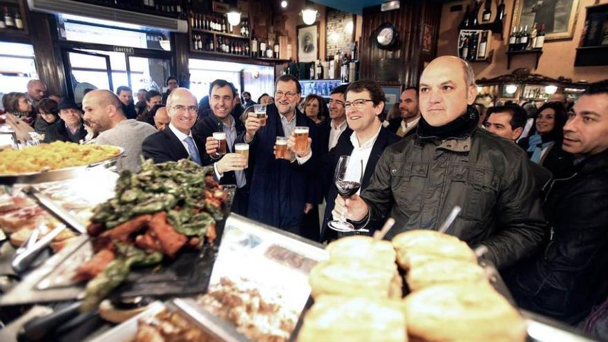 Rajoy, de cañas, en un bar del casco antiguo de Salamanca.