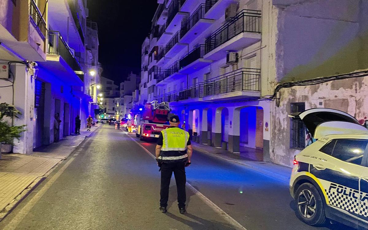 La Policía Local de Altea colaboró con los bomberos para extinguir el incendio de este sabado en la calle La Mar, 62.