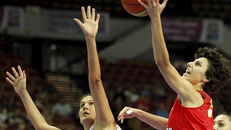 Alba Torrens, que anotó 25 puntos, intenta completar una bandeja.