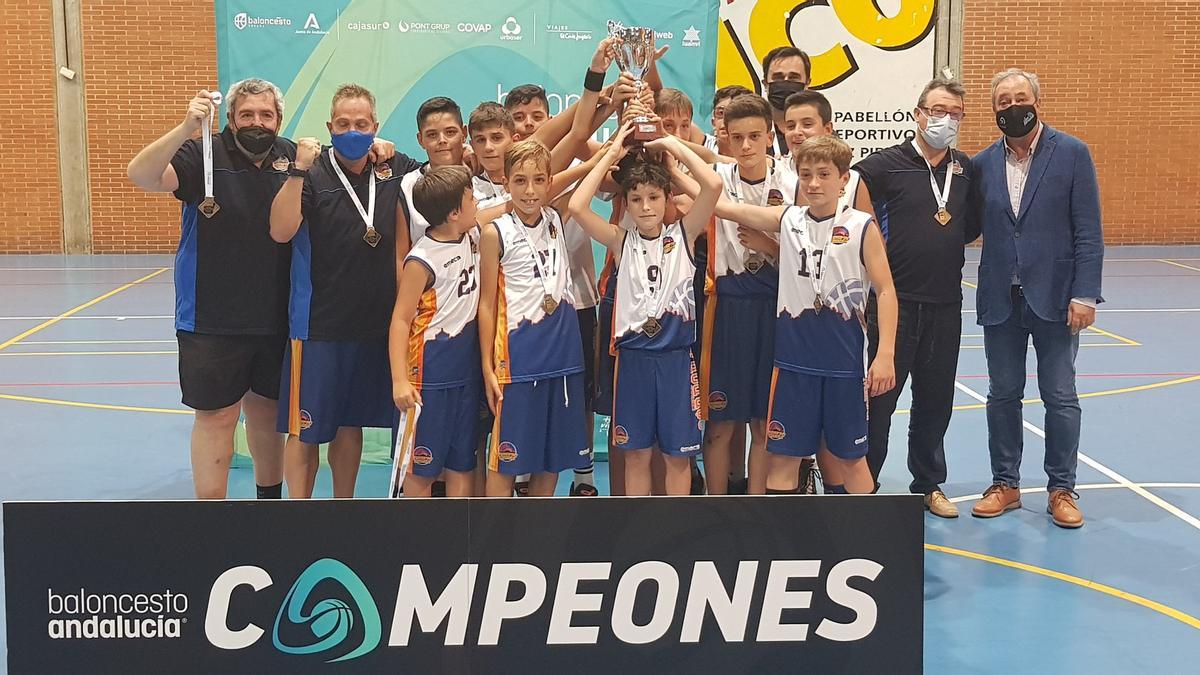 El Ciiudad de Córdoba mini de baloncesto celebra la conquista de la liga provincial.