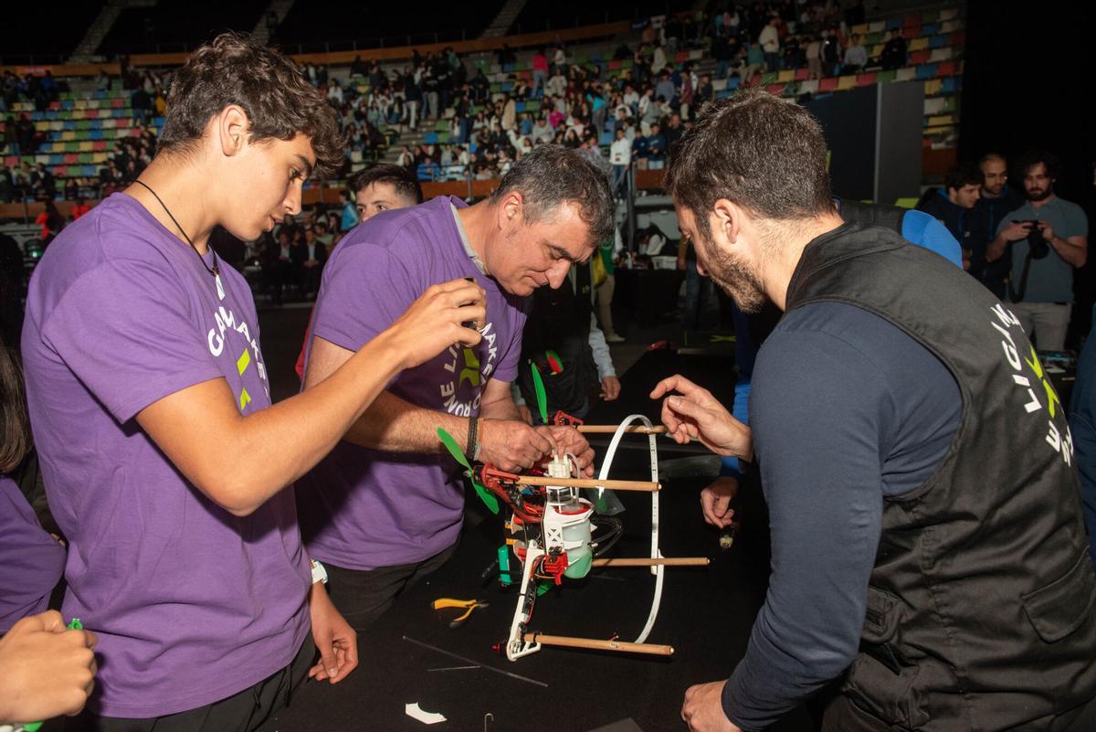 Participantes de la V Liga Maker Drone acuden al taller para reparar su dron