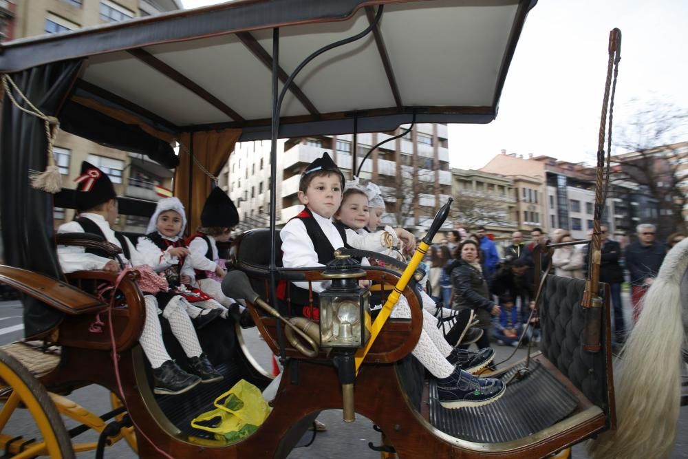 Desfile de carrozas el Lunes de Pascua en Avilés