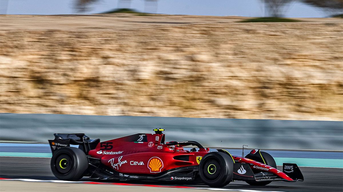 Carlos Sainz, al volante del Ferrari este jueves en Bahrein