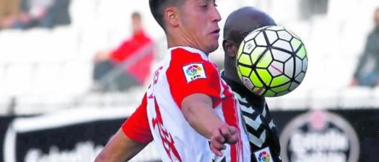 El lateral de la UD, Álvaro Lemos, durante su periplo en las filas del Lugo, protege el esférico en el Ángel Carro.