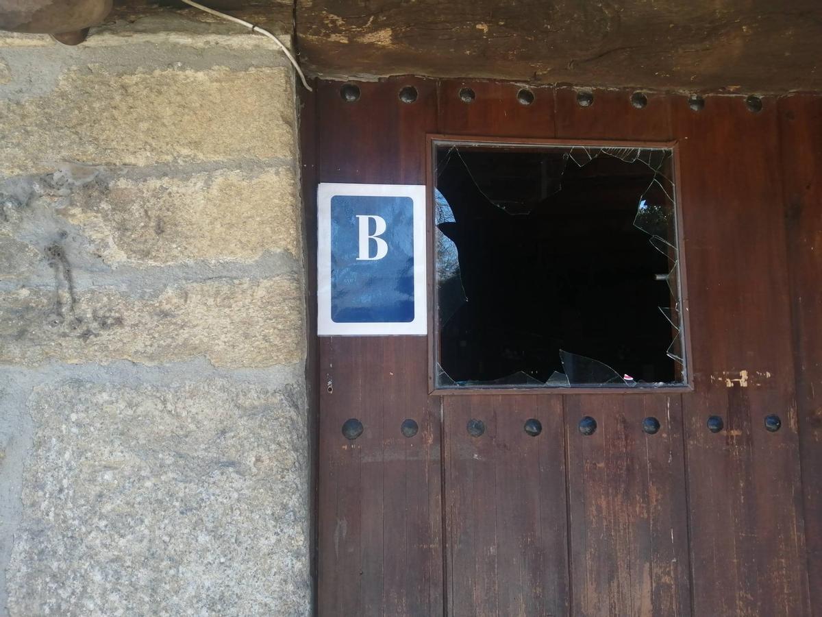 Daños en el "cuarterón" o ventana de la puesta de acceso al local.
