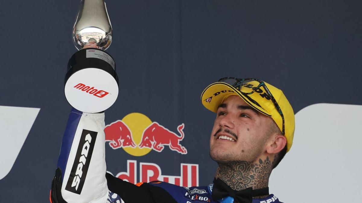 Arón Canet levanta el trofeo tras su segunda posición de ayer en Jerez.  | EFE/ROMÁN RÍOS