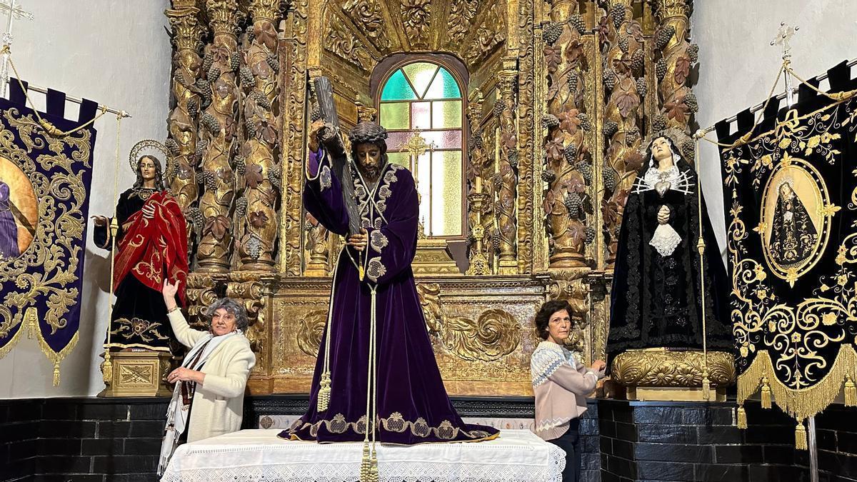 ¿Cómo se visten las imágenes de la Semana Santa de Luarca? Son mujeres y tienen "maña" y "mucho sentimiento"