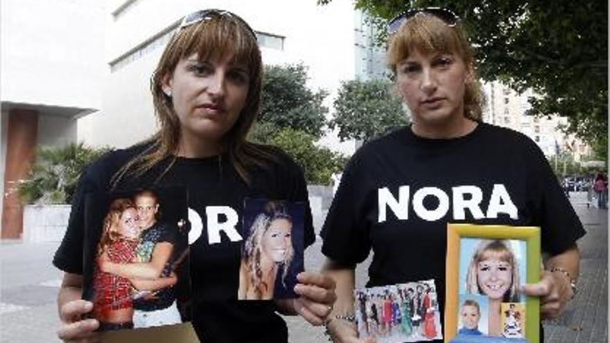 Dos tías de la víctima sostienen fotos de ella, antes del juicio.