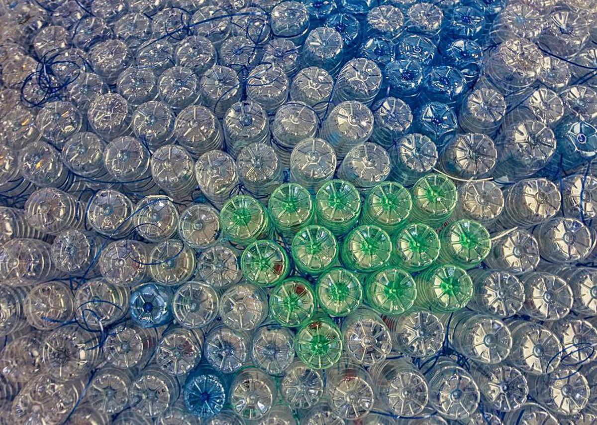 Detalle de la parte externa con las botellas unidas. | ALEX DOMÍNGUEZ