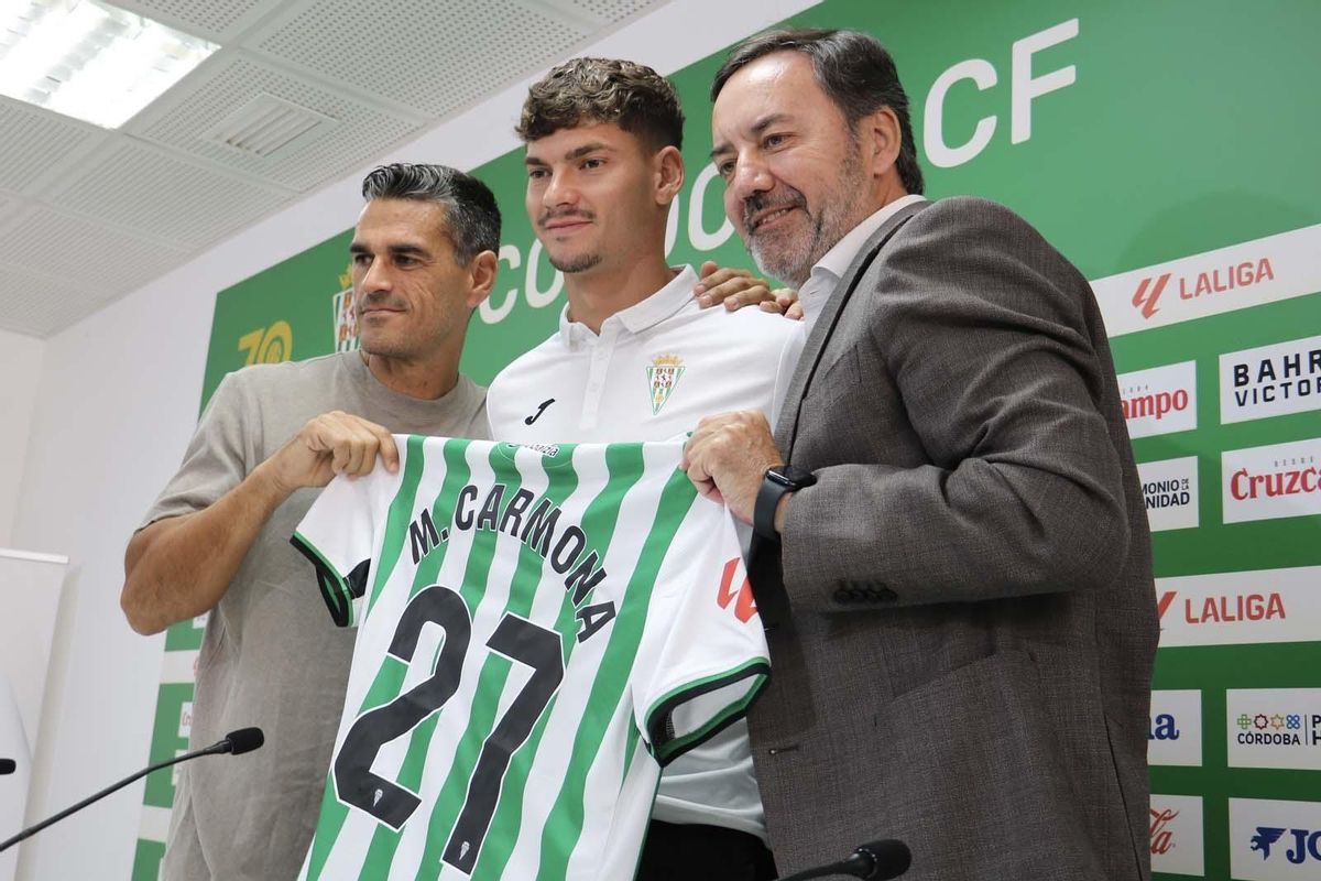 Mariano Carmona, junto a Juanito y Monterrubio en su presentación con el Córdoba CF.