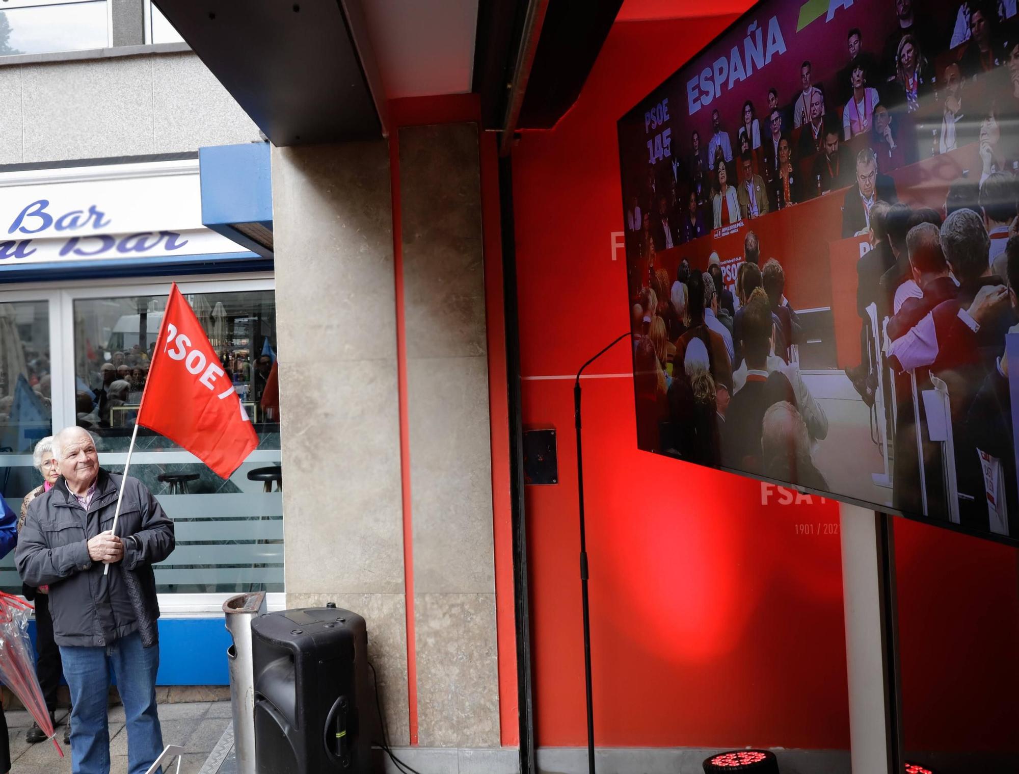 EN IMÁGENES: concentración en Oviedo en apoyo de Pedro Sánchez