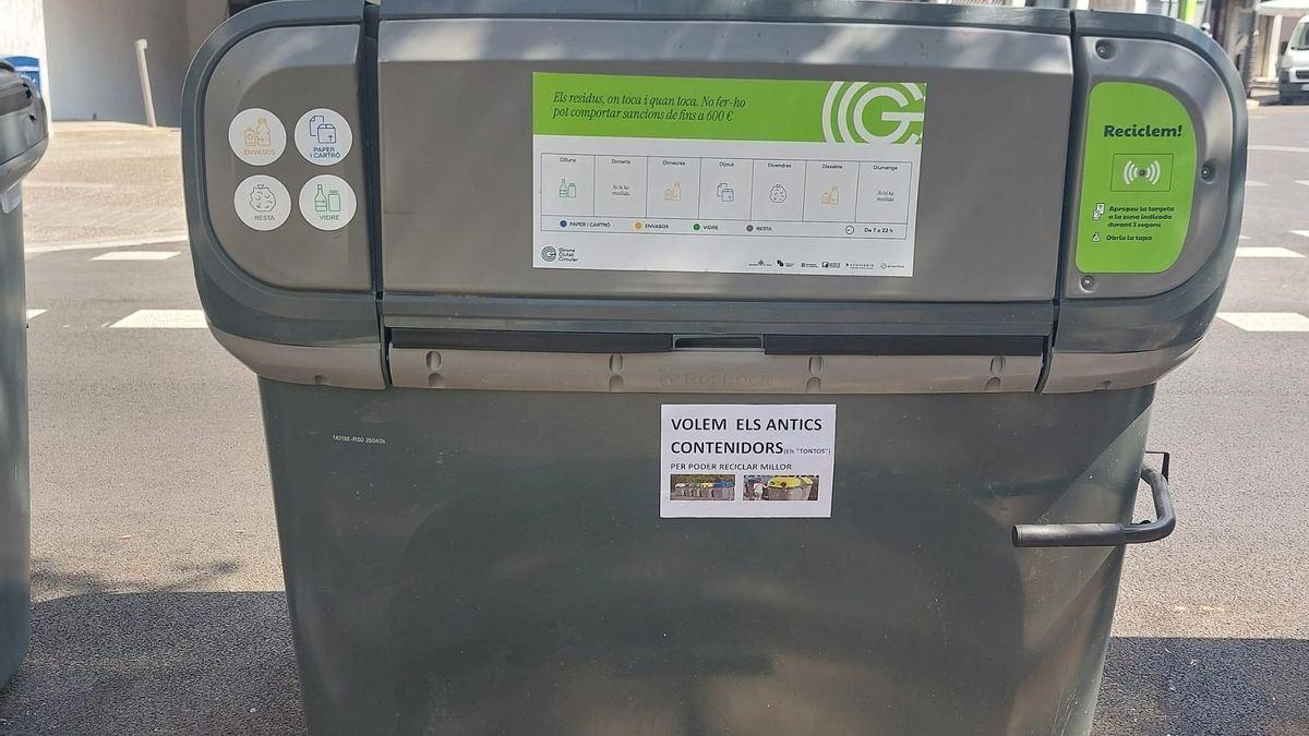El contenidor del carrer Santa Eugènia amb el cartell.