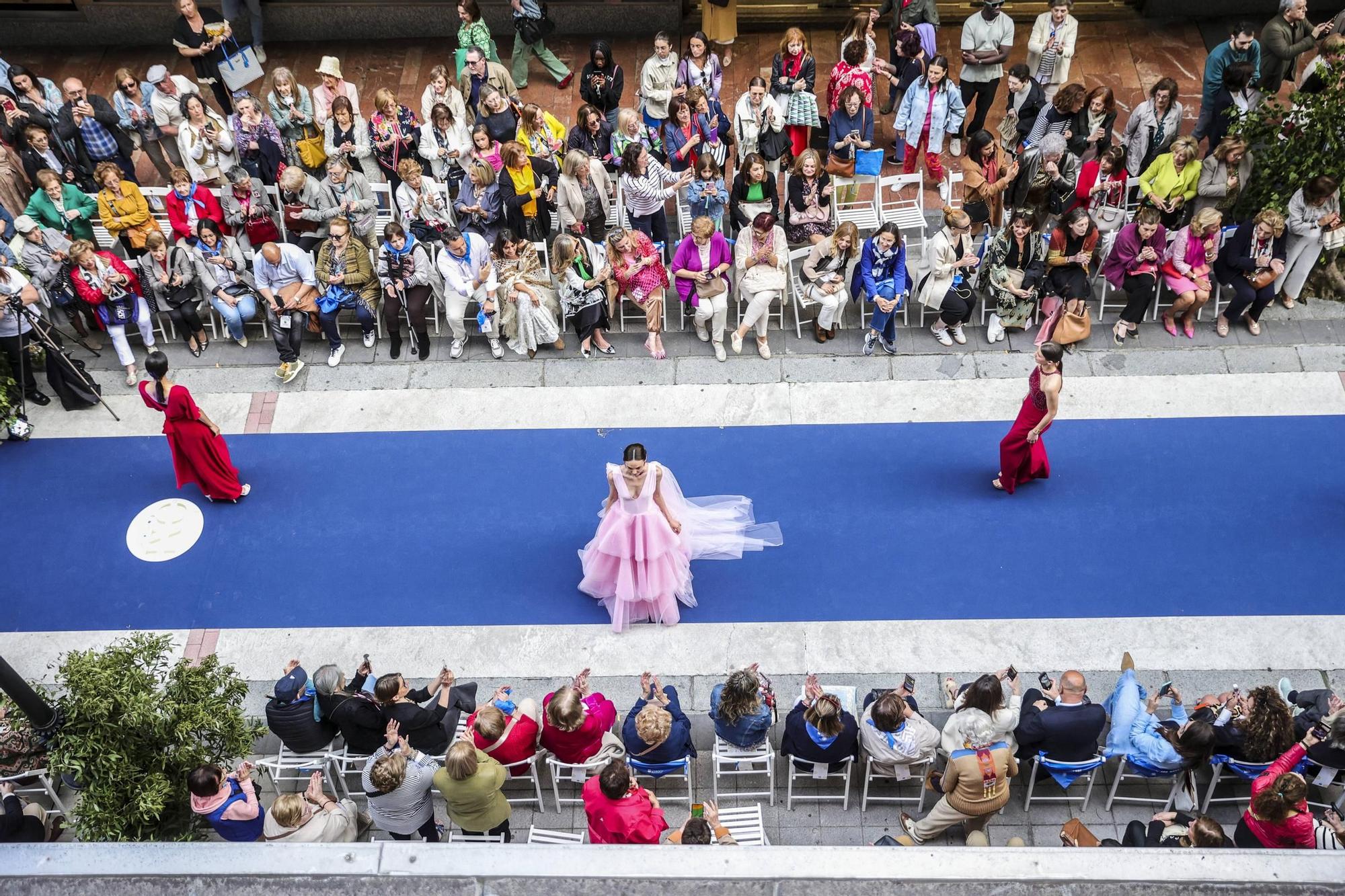 En imágenes | Desfile de moda en la calle Gil de Jaz de Oviedo