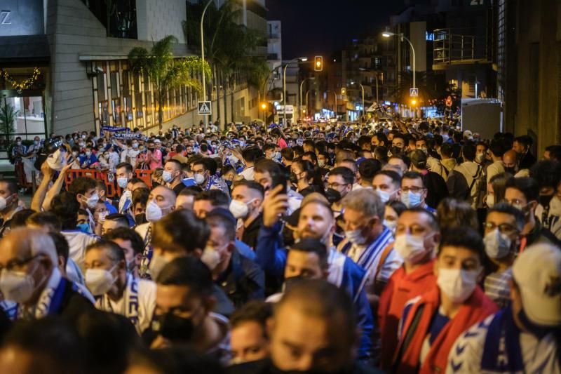 Derbi canario: La UD Las Palmas es recibida por los aficionados del CD Tenerife