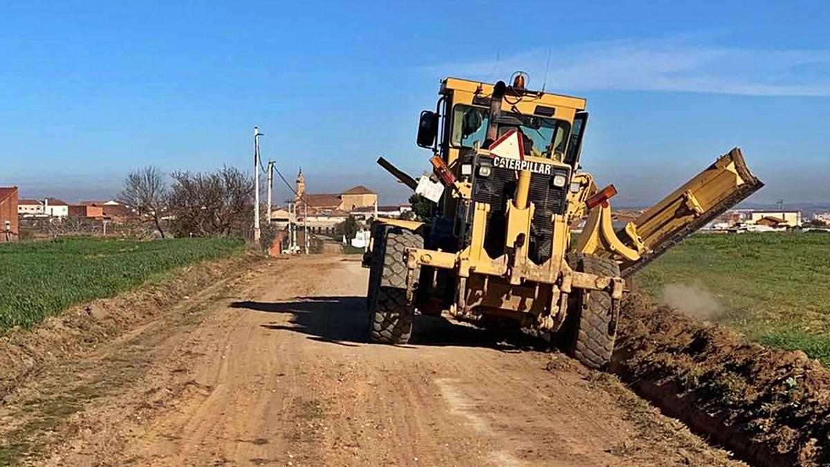 Una máquina que recientemente ha reparado un camino en el término de Arcenillas. | Cedida