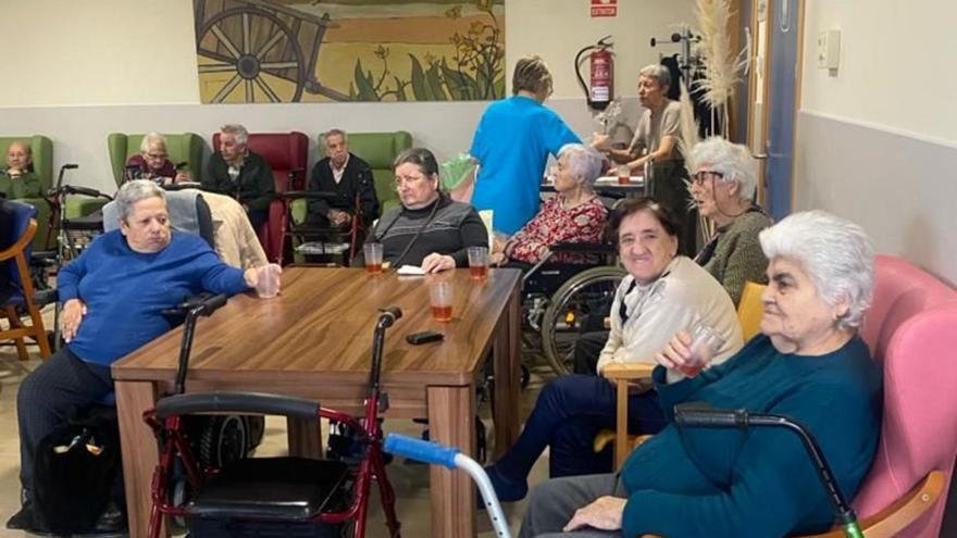 La &quot;biblioviva&quot; viaja a la residencia de Corrales