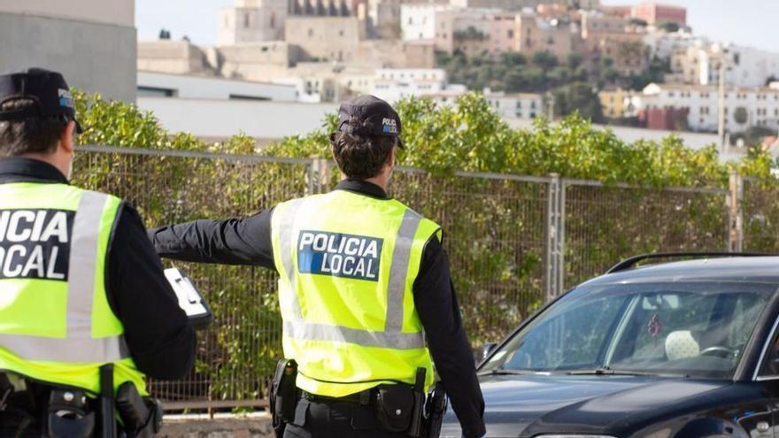 Detenido un conductor borracho y sin carnet tras chocar con un coche de la Policía Local de Ibiza