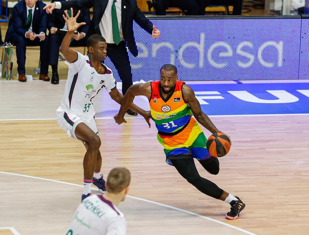 Yannick Nzosa estuvo imperial en defensa.