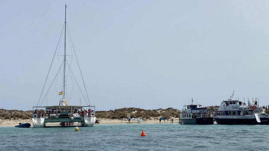 Hasta tres embarcaciones varadas en la orilla del islote, esta semana. | D.I.