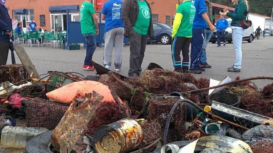 Voluntarios, con parte de la basura retirada el año pasado.