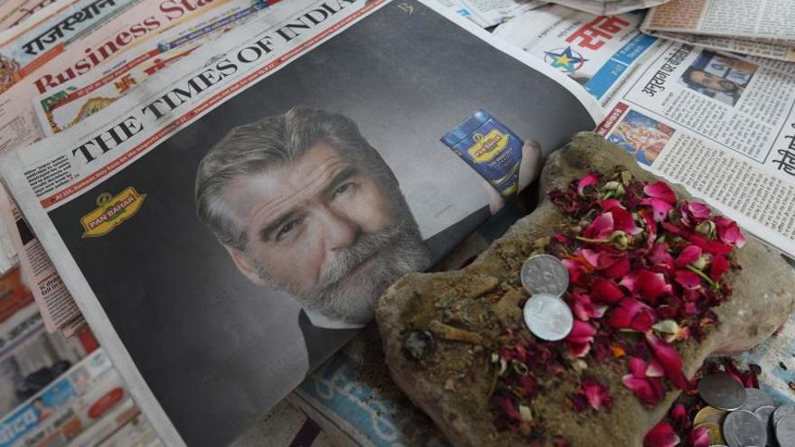 Brosnan, en un periódico indio.