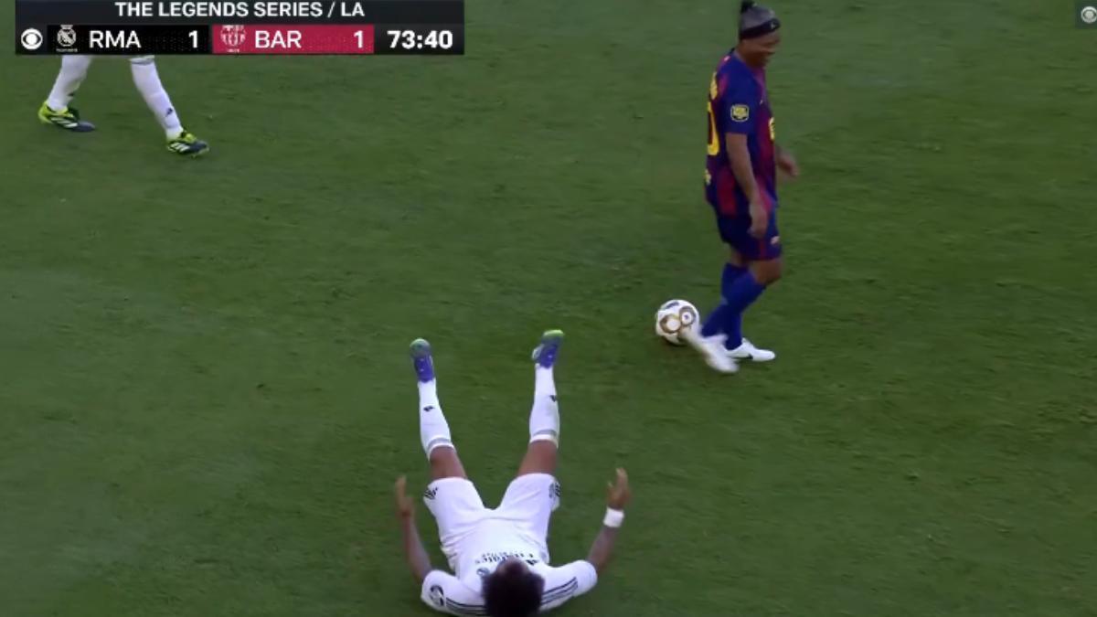 Marcelo y Ronaldinho vivieron un pequeño roce en el Clásico de Leyendas en Los Ángeles