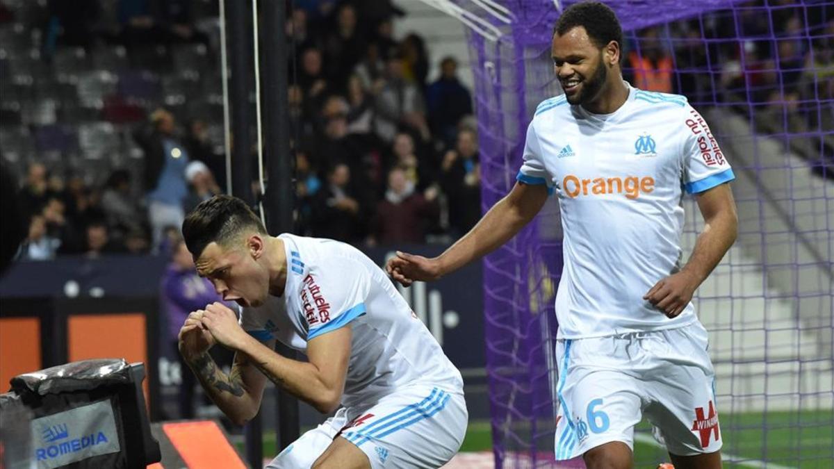 Ocampos celebra con la cámara el 0-1 del OM