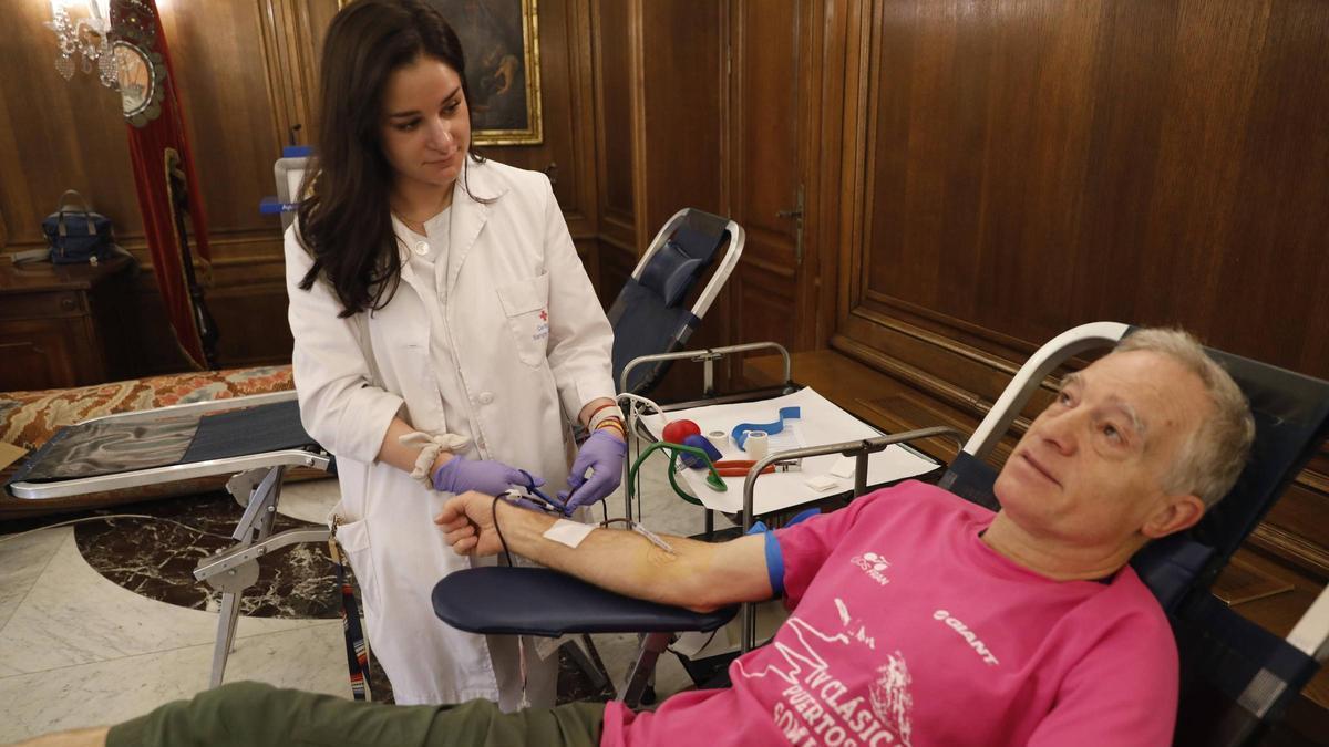 Rocío Súarez atiende a Juan Mogollón en el Ayuntamiento.