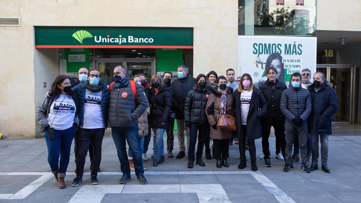 Concentración de empleados de Unicaja Banco en la oficina principal de Santa Clara en Zamora