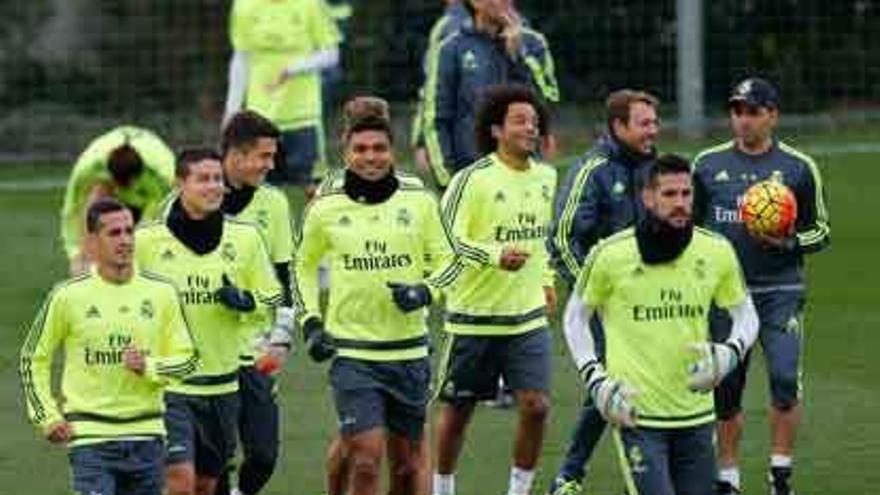 Varios de los jugadores del Real Madrid en el entrenamiento matinal de ayer.